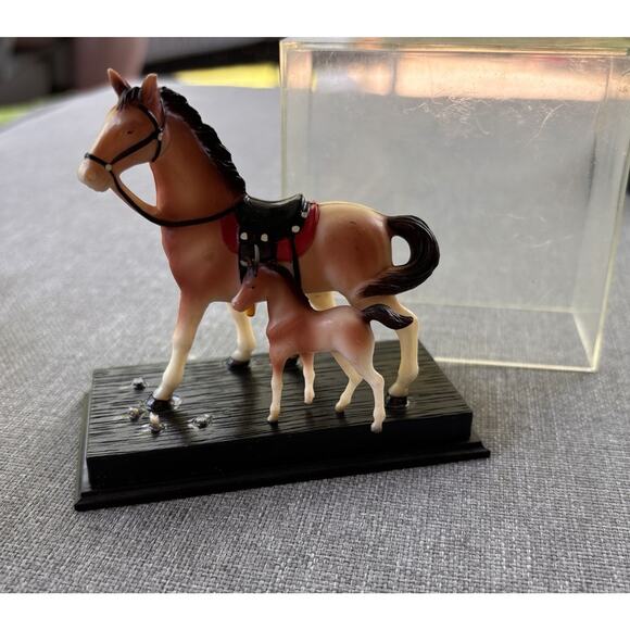Vintage 3" Plastic Tan Horse & Foal On Base 70's Toy 104-5B Hong Kong - Picture 2 of 6
